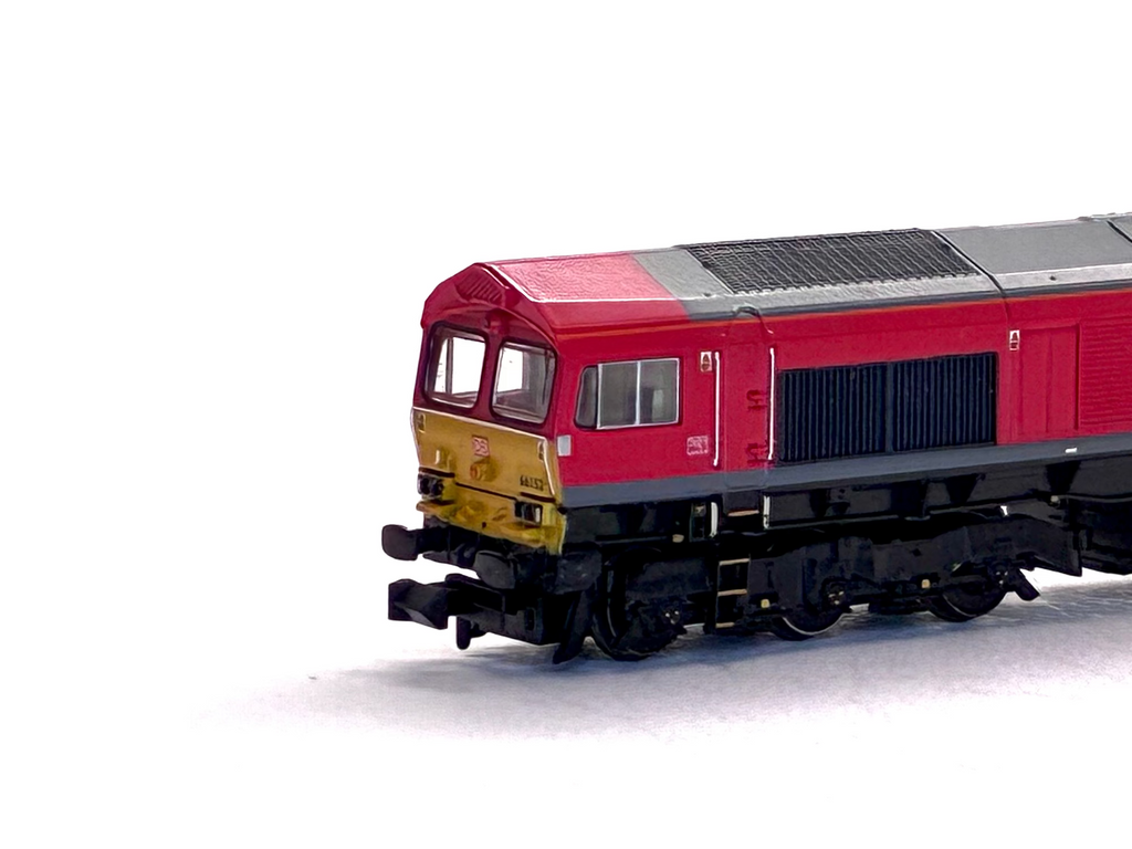 Graham Farish N Gauge 371-383 Class 66 66152 in DB Schenker close up