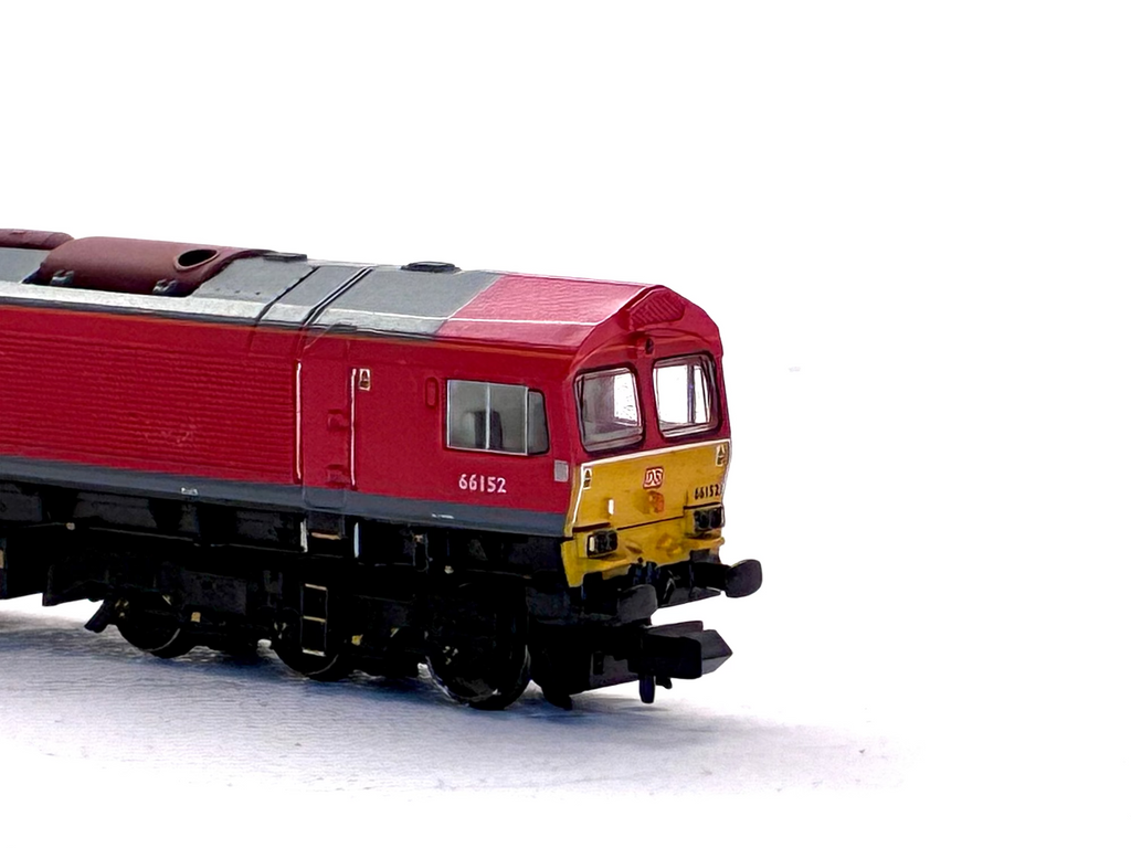 Graham Farish N Gauge 371-383 Class 66 66152 in DB Schenker close up