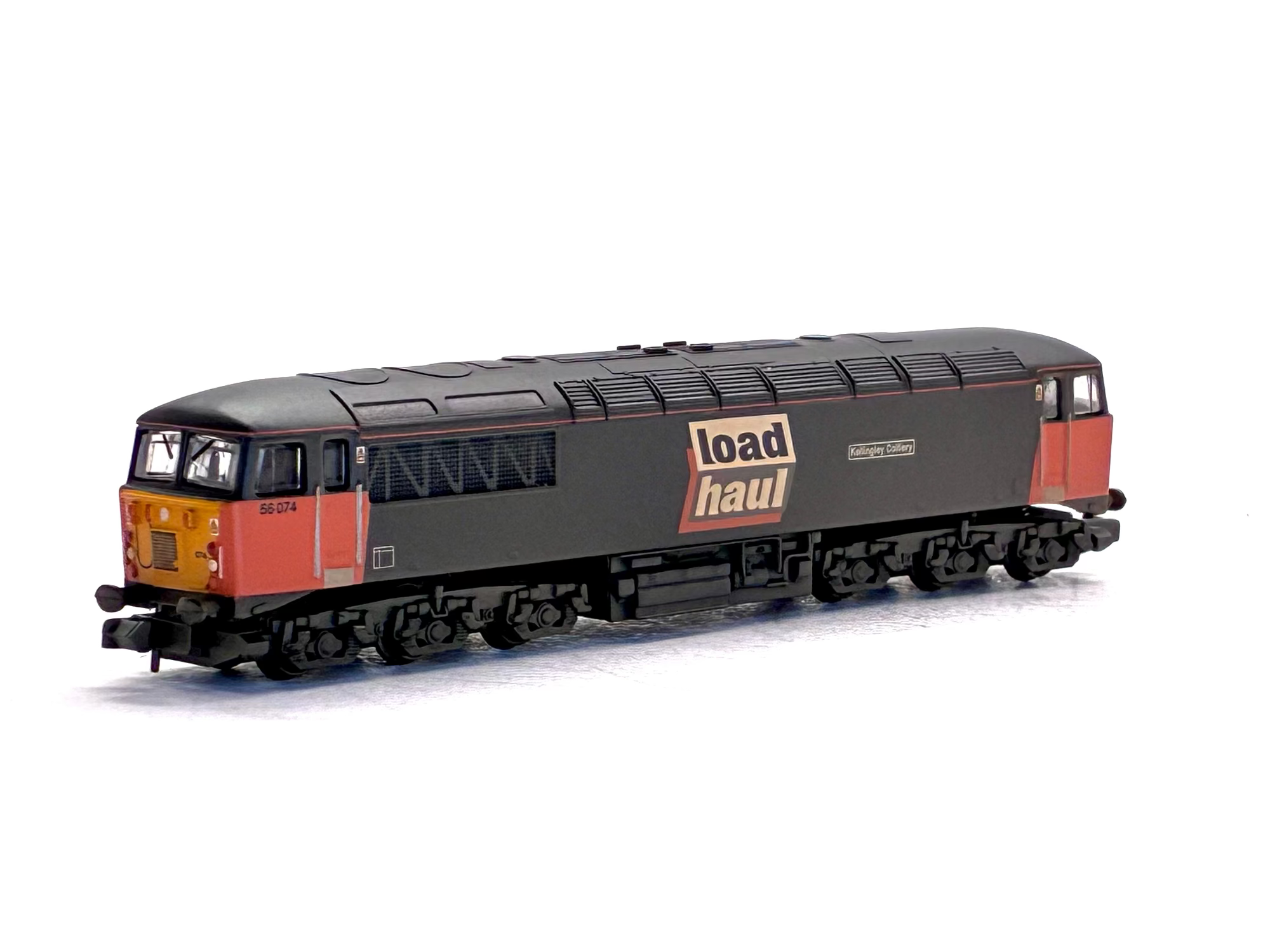Graham Farish N Gauge 371-301 Class 56 56074 'Kellingley Colliery' Loadhaul Weathered frot view