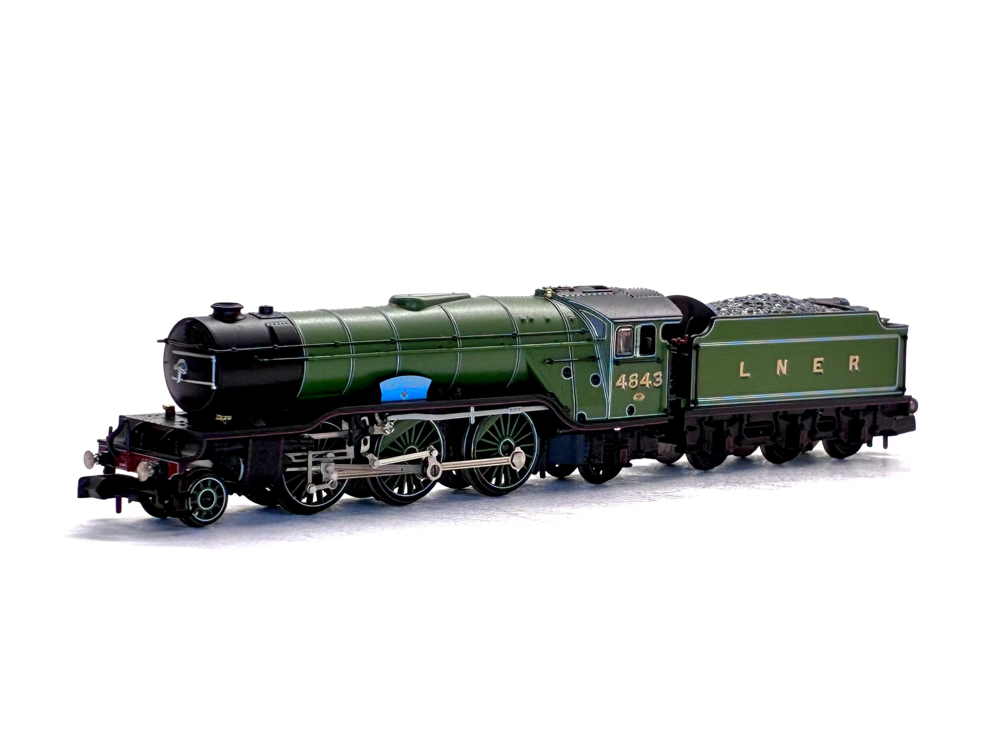 Graham Farish N Gauge 372-611 LNER V2 4843 Kings Own Yorkshire Light Infantry green steam locomotive front view