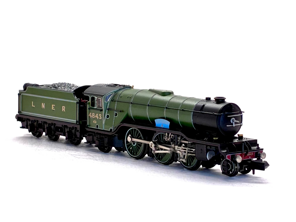 Graham Farish N Gauge 372-611 LNER V2 4843 Kings Own Yorkshire Light Infantry green steam locomotive front view