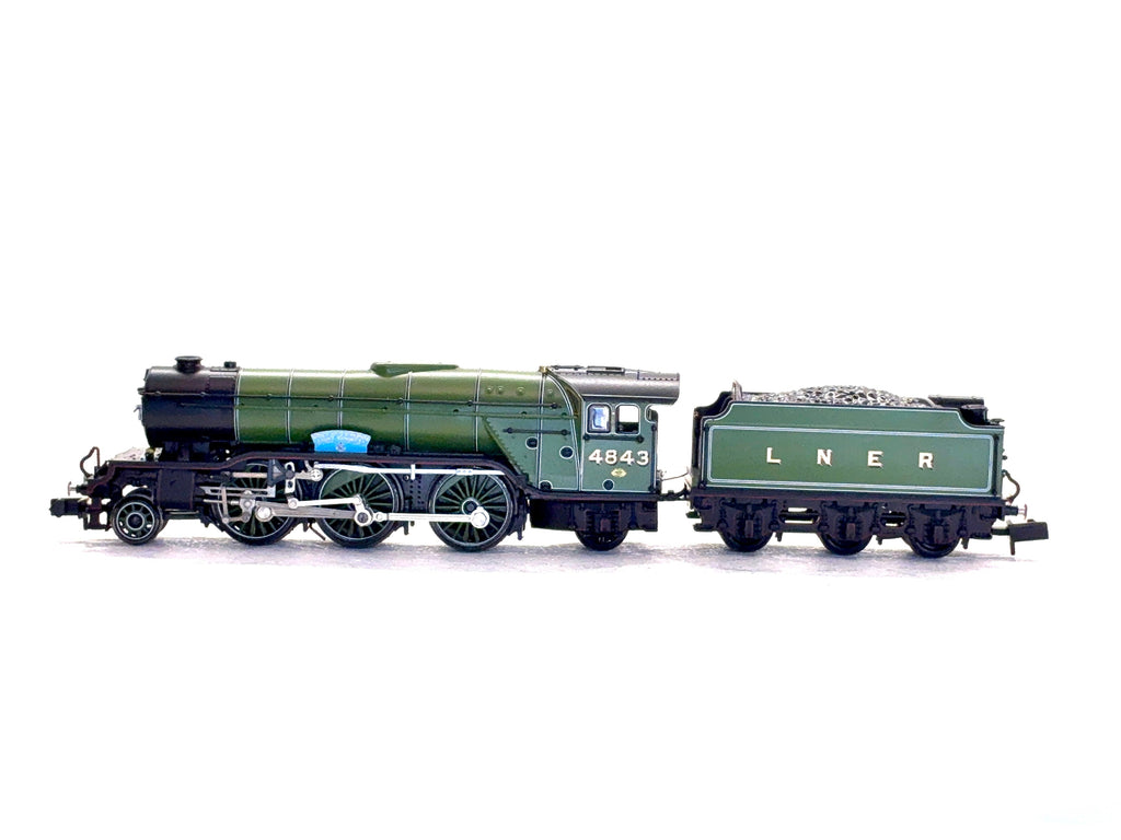 Graham Farish N Gauge 372-611 LNER V2 4843 Kings Own Yorkshire Light Infantry green steam locomotive side view