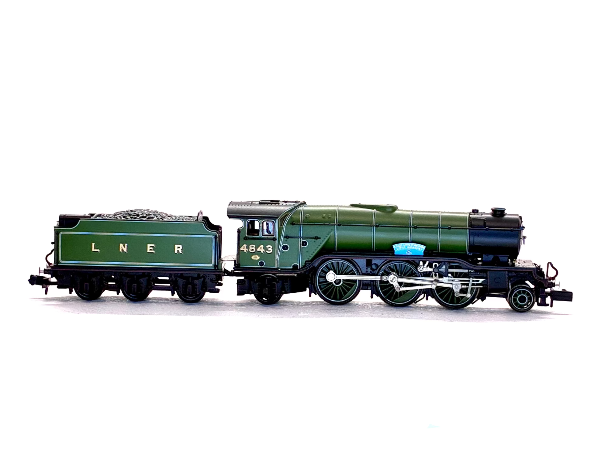 Graham Farish N Gauge 372-611 LNER V2 4843 Kings Own Yorkshire Light Infantry green steam locomotive side view