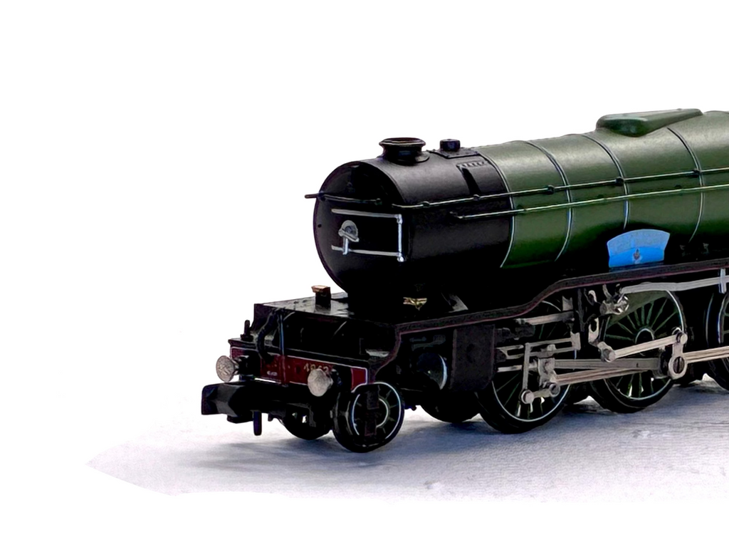 Graham Farish N Gauge 372-611 LNER V2 4843 Kings Own Yorkshire Light Infantry green steam locomotive close up
