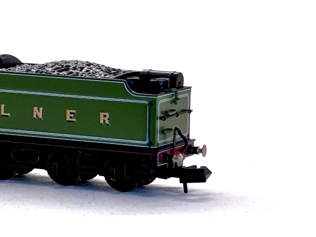 Graham Farish N Gauge 372-611 LNER V2 4843 Kings Own Yorkshire Light Infantry green steam locomotive close up