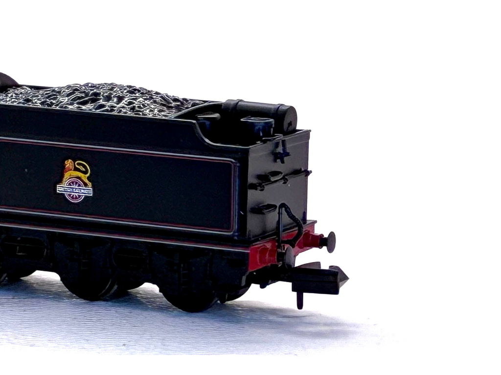 Graham Farish N Gauge 372-612 LNER V2 60845 Black steam locomotive close up
