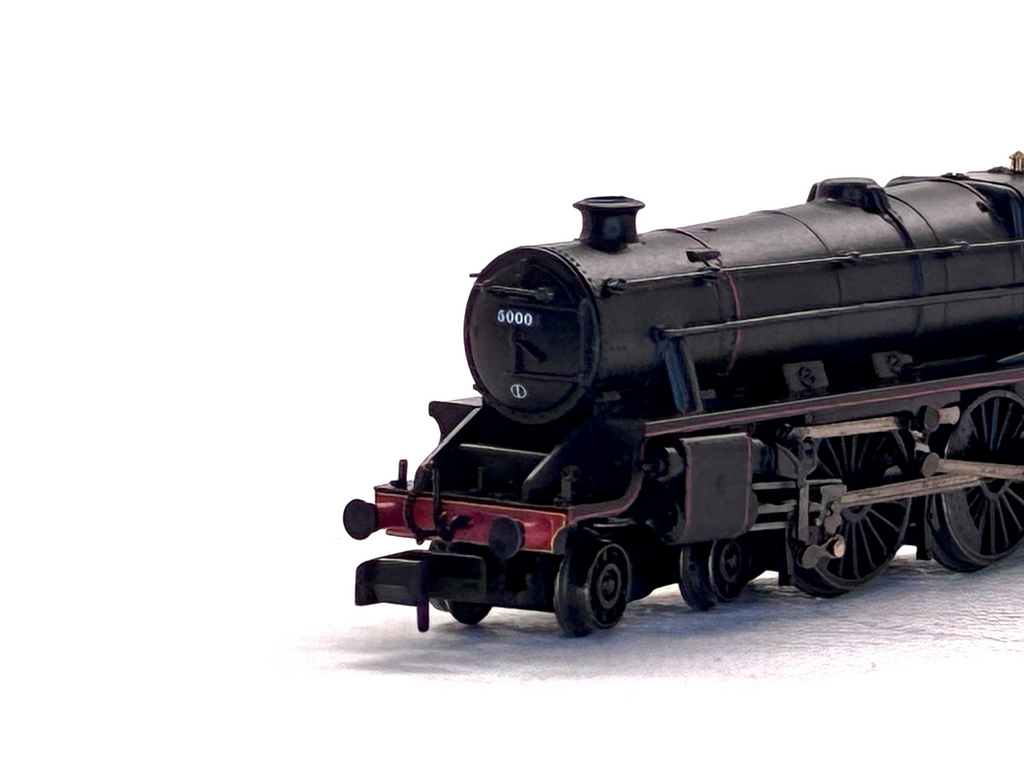 Graham Farish 372-135A Class 5MT 'Black 5' 5000 black steam locomotive close up