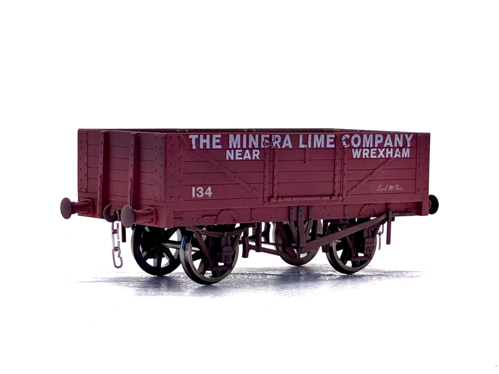 Dapol O Guage Wagon Minera Lime Company, Wrexham Weathered Front view