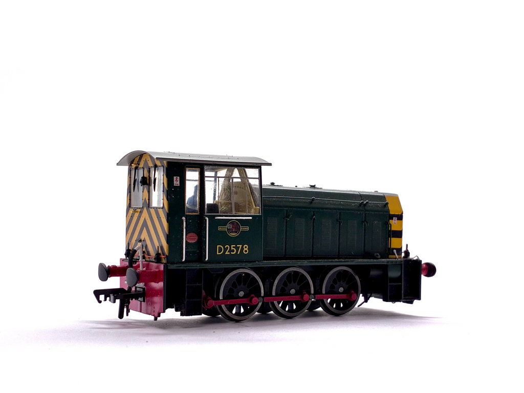 Heljan 2501 Class 05 Hunslet shunter D2578 in BR green with wasp stripes, sound-fitted, pre-owned and unboxed, with a broken buffer.