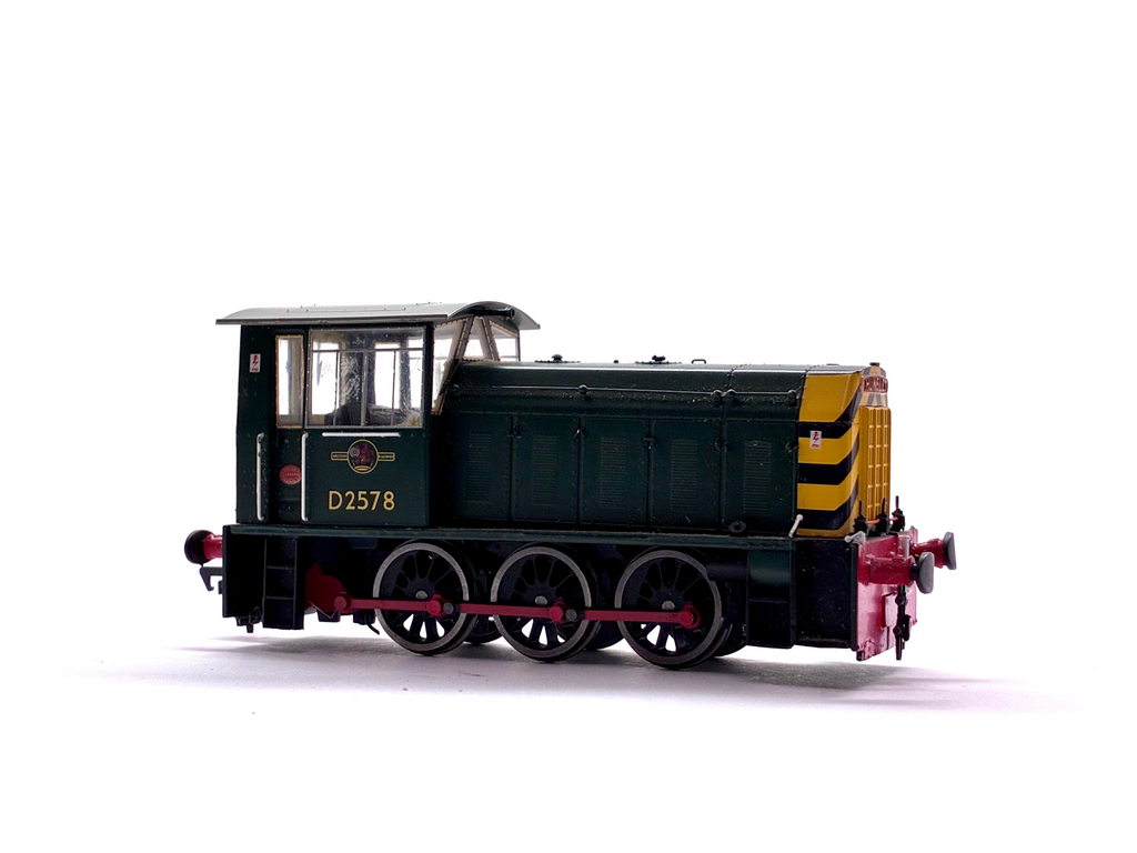 Heljan 2501 Class 05 Hunslet shunter D2578 in BR green with wasp stripes, sound-fitted, pre-owned and unboxed, with a broken buffer.