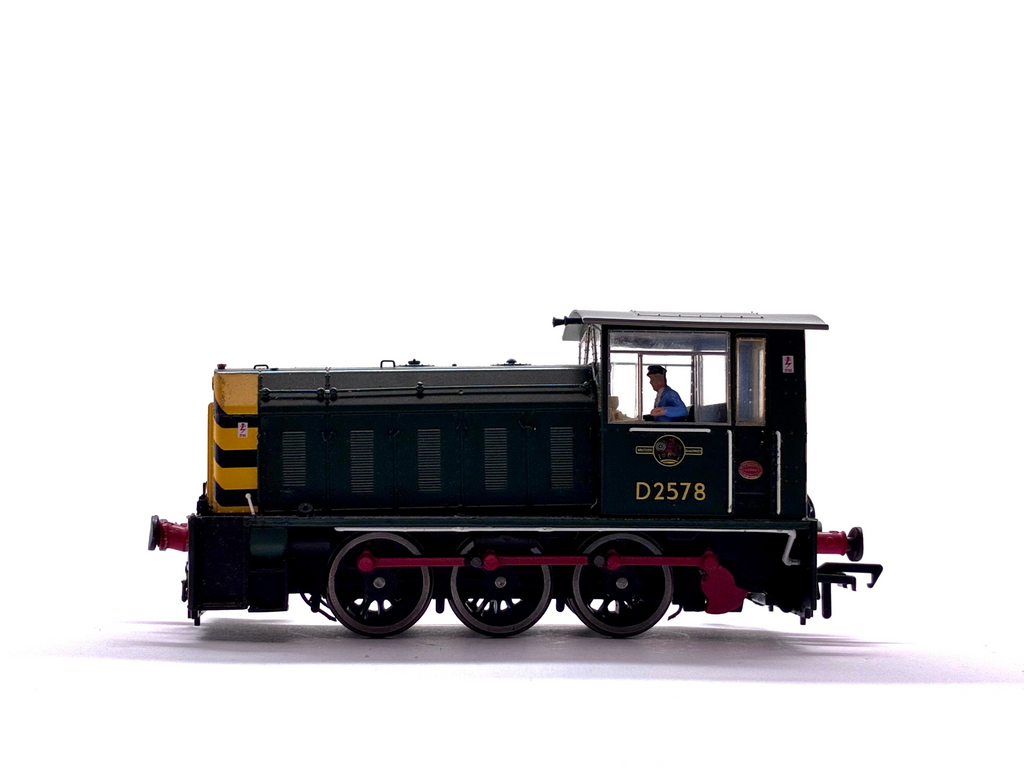Heljan 2501 Class 05 Hunslet shunter D2578 in BR green with wasp stripes, sound-fitted, pre-owned and unboxed, with a broken buffer.