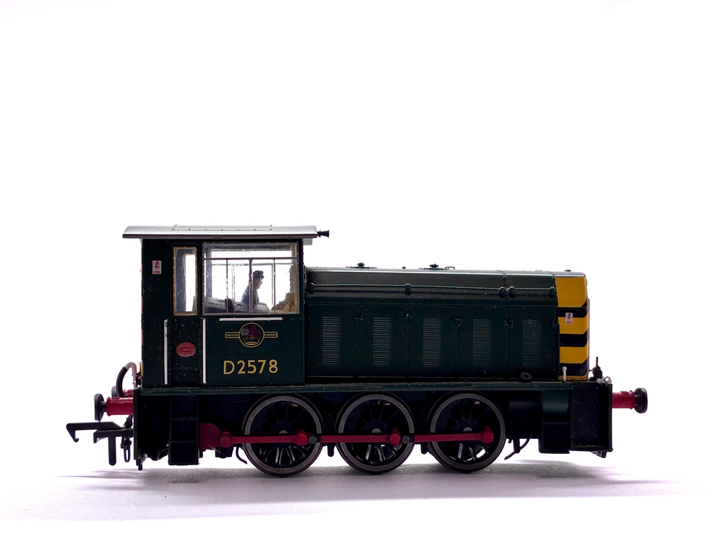 Heljan 2501 Class 05 Hunslet shunter D2578 in BR green with wasp stripes, sound-fitted, pre-owned and unboxed, with a broken buffer.