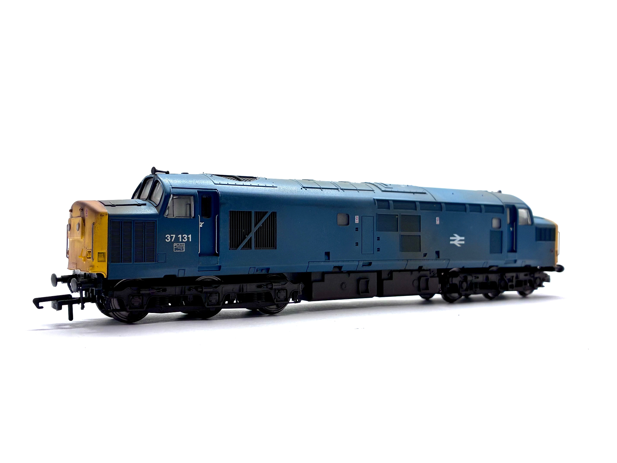 ViTrains V2037 Class 37/0 diesel locomotive No. 37131 in BR blue livery, pre-owned and boxed, OO Gauge.