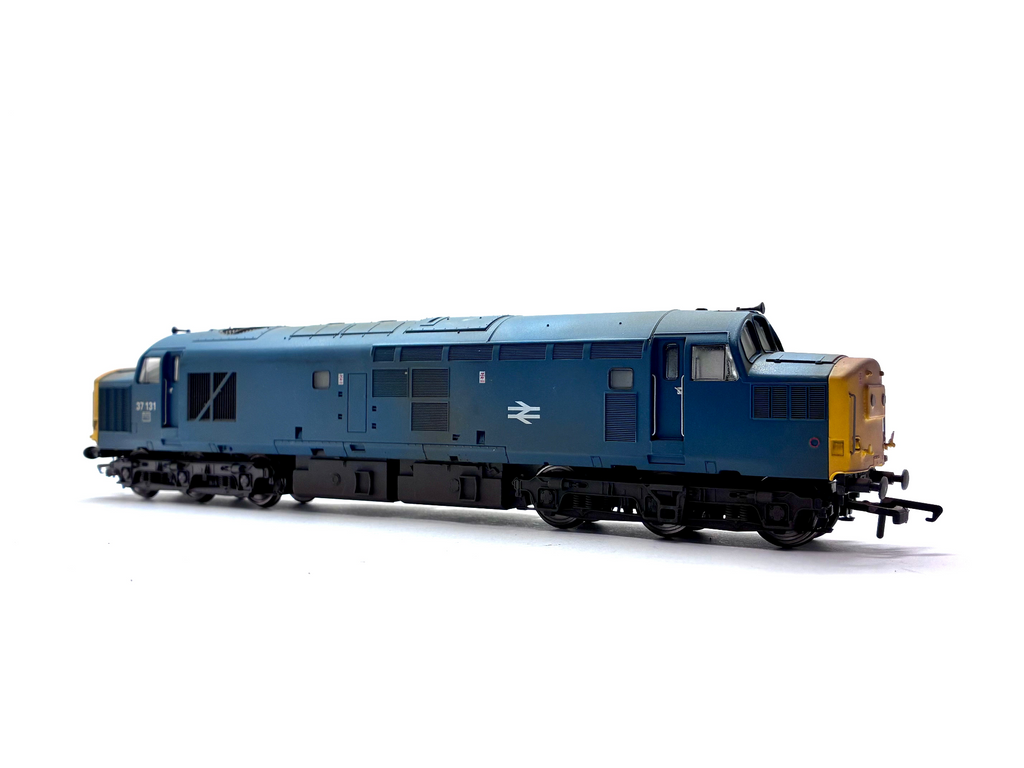 ViTrains V2037 Class 37/0 diesel locomotive No. 37131 in BR blue livery, pre-owned and boxed, OO Gauge.