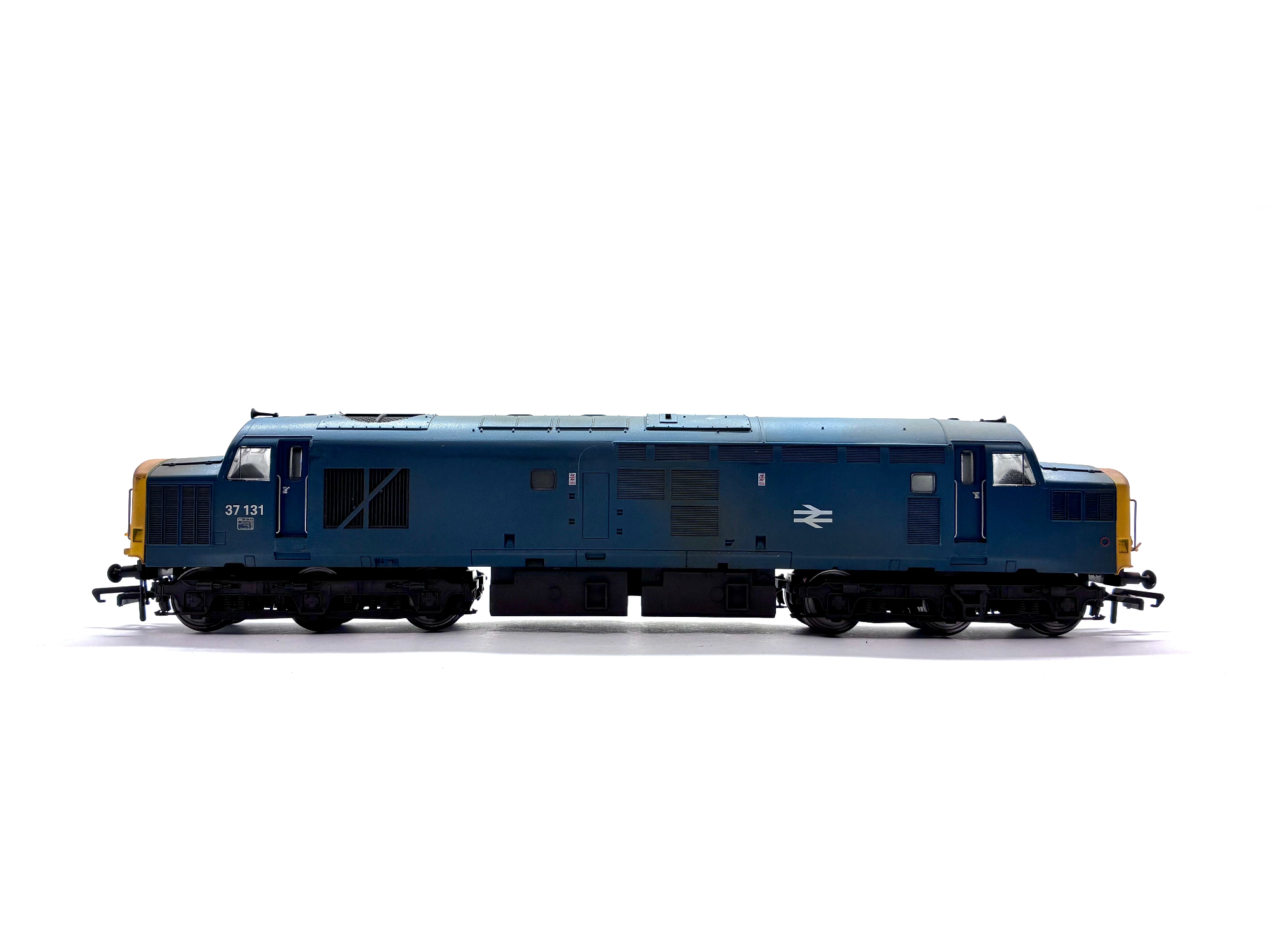 ViTrains V2037 Class 37/0 diesel locomotive No. 37131 in BR blue livery, pre-owned and boxed, OO Gauge.