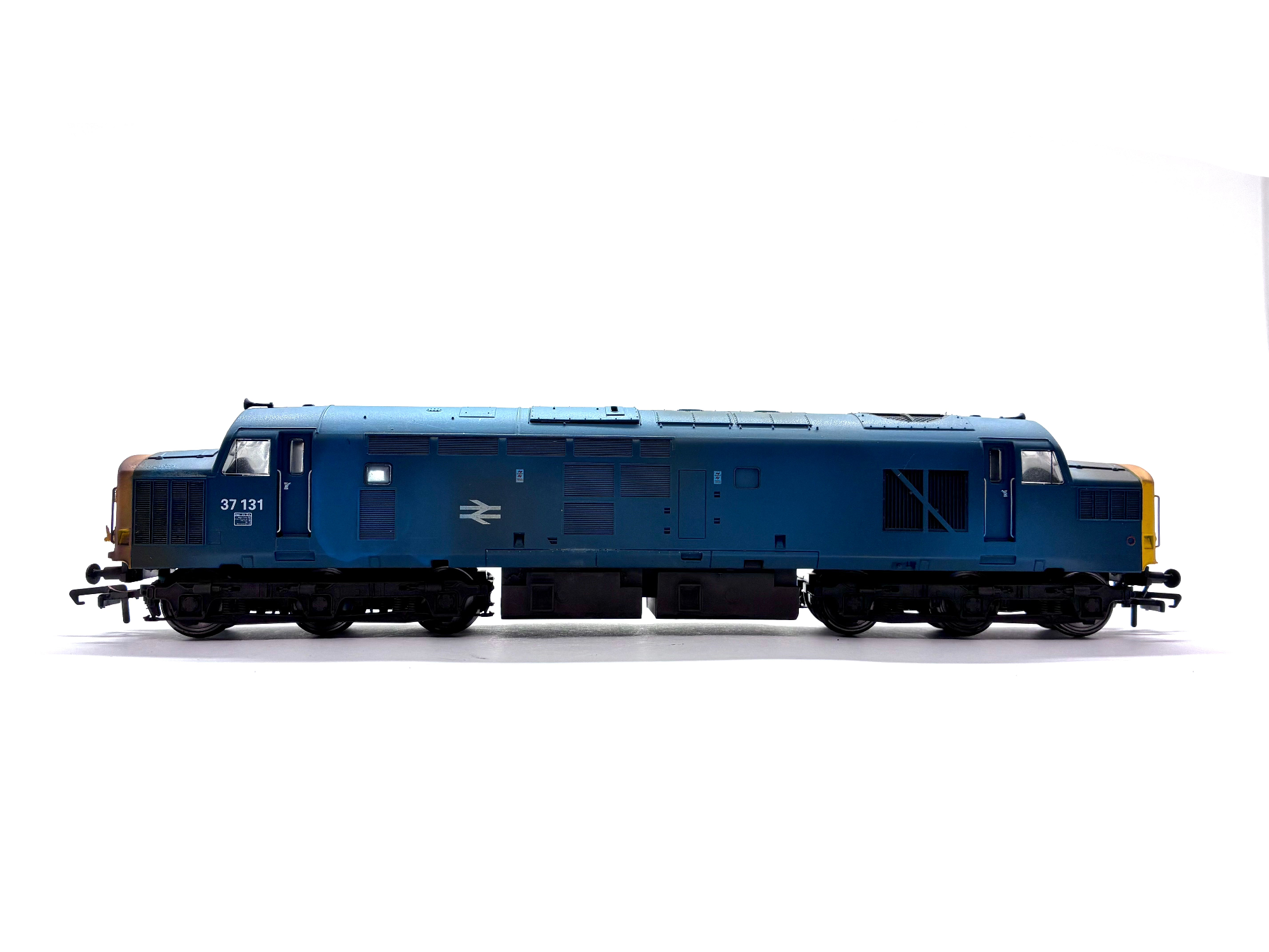 ViTrains V2037 Class 37/0 diesel locomotive No. 37131 in BR blue livery, pre-owned and boxed, OO Gauge.
