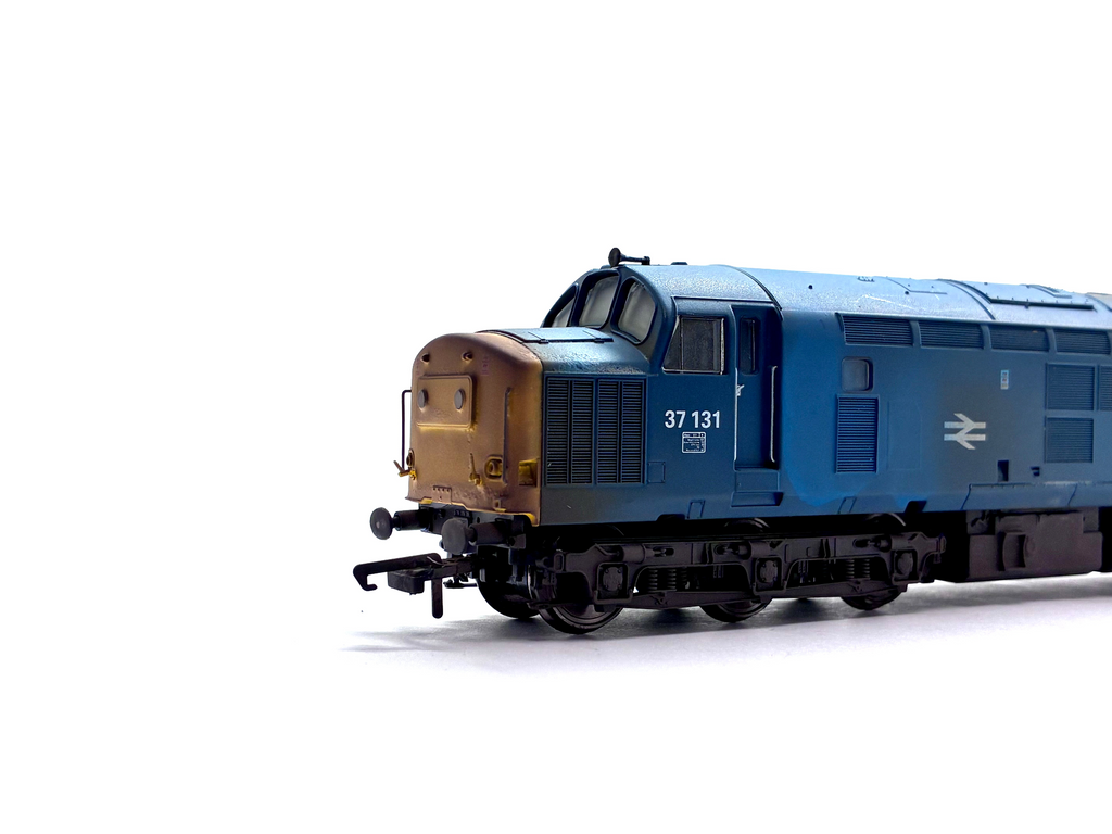 ViTrains V2037 Class 37/0 diesel locomotive No. 37131 in BR blue livery, pre-owned and boxed, OO Gauge.