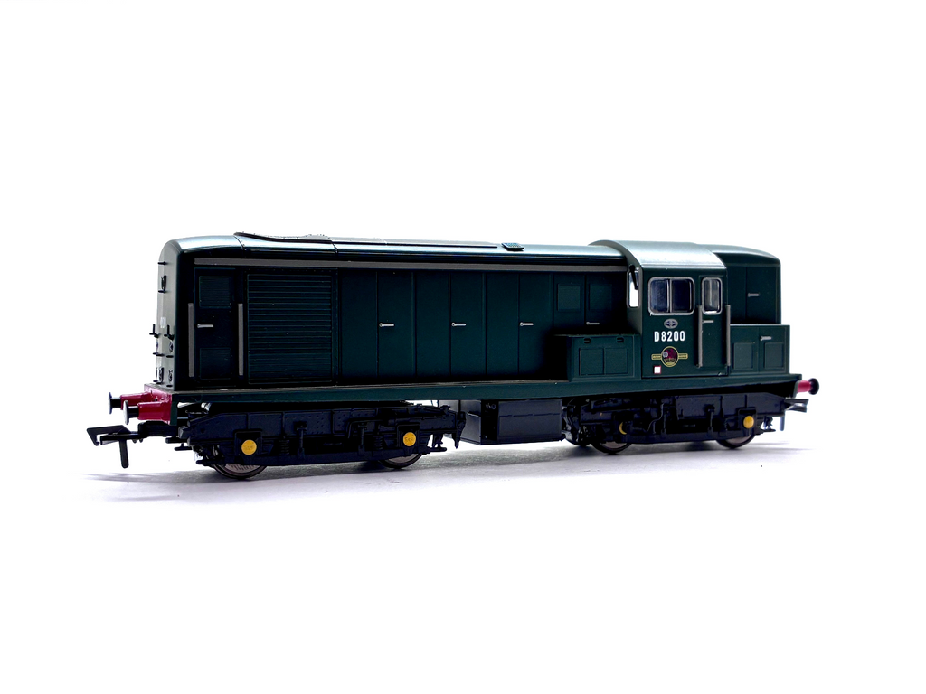 Heljan 1500 Class 15 diesel locomotive D8200 in plain BR green livery, DCC-fitted, pre-owned and boxed, OO Gauge.