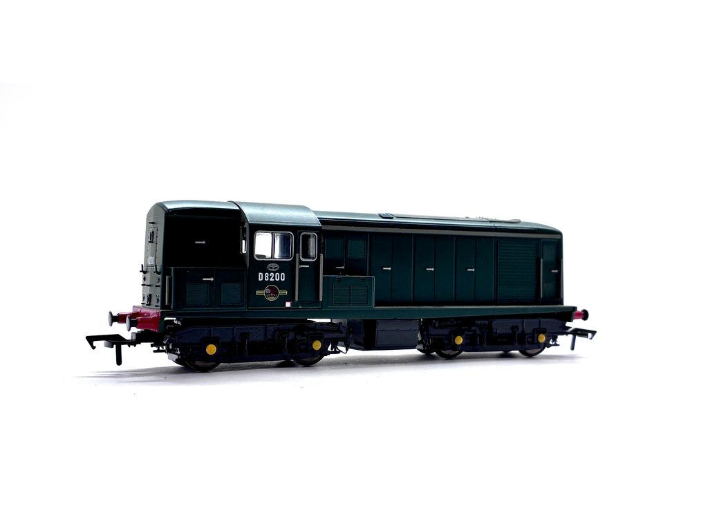 Heljan 1500 Class 15 diesel locomotive D8200 in plain BR green livery, DCC-fitted, pre-owned and boxed, OO Gauge.