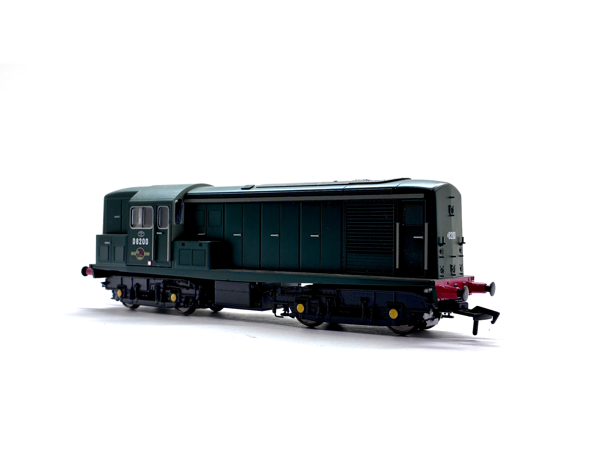 Heljan 1500 Class 15 diesel locomotive D8200 in plain BR green livery, DCC-fitted, pre-owned and boxed, OO Gauge.