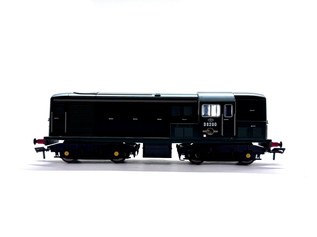 Heljan 1500 Class 15 diesel locomotive D8200 in plain BR green livery, DCC-fitted, pre-owned and boxed, OO Gauge.