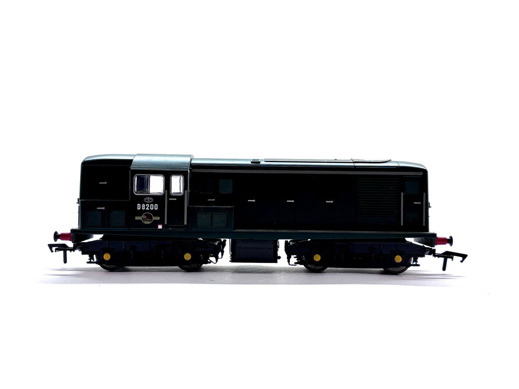 Heljan 1500 Class 15 diesel locomotive D8200 in plain BR green livery, DCC-fitted, pre-owned and boxed, OO Gauge.