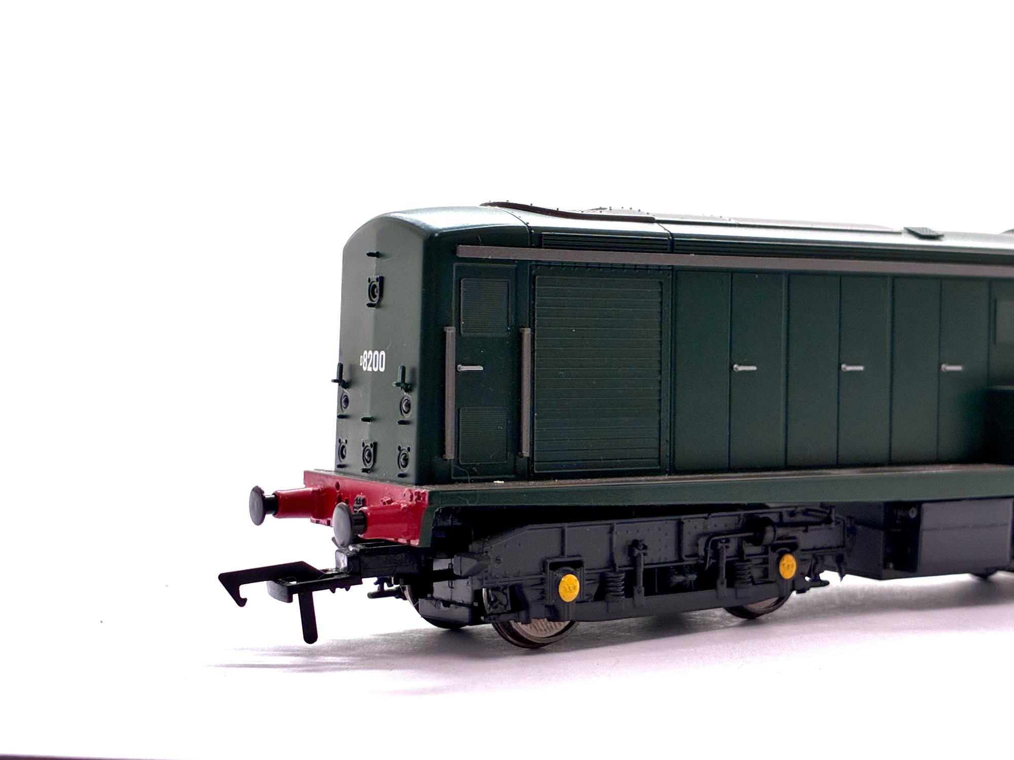 Heljan 1500 Class 15 diesel locomotive D8200 in plain BR green livery, DCC-fitted, pre-owned and boxed, OO Gauge.