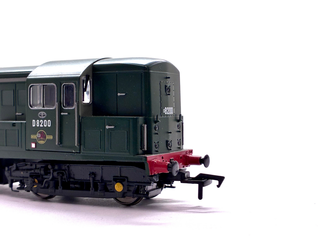 Heljan 1500 Class 15 diesel locomotive D8200 in plain BR green livery, DCC-fitted, pre-owned and boxed, OO Gauge.