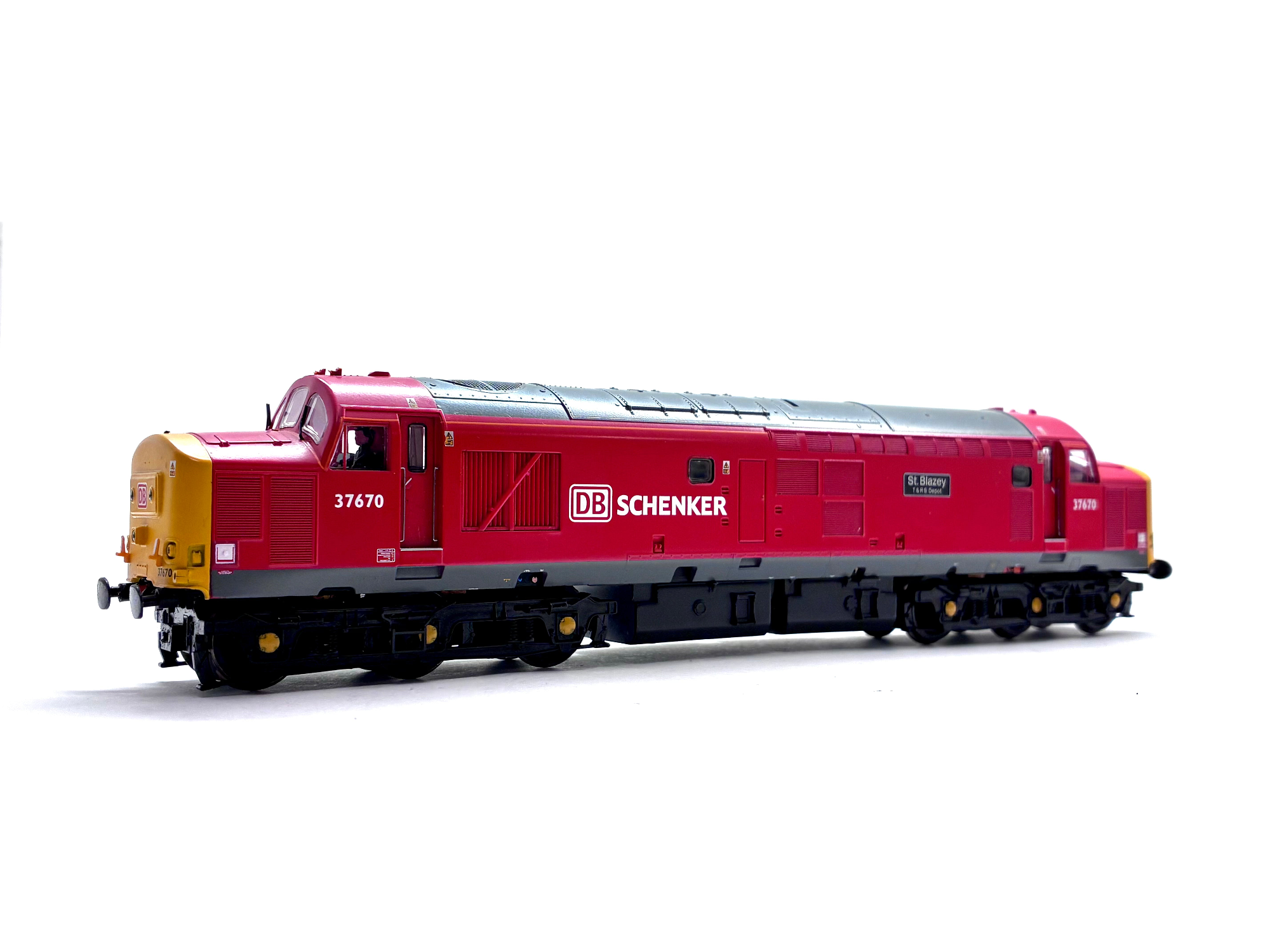 Bachmann Branchline 32-381P Class 37/5 diesel locomotive No. 37670 St Blazey T&RS Depot in DB Schenker red livery, pre-owned and boxed, OO Gauge.