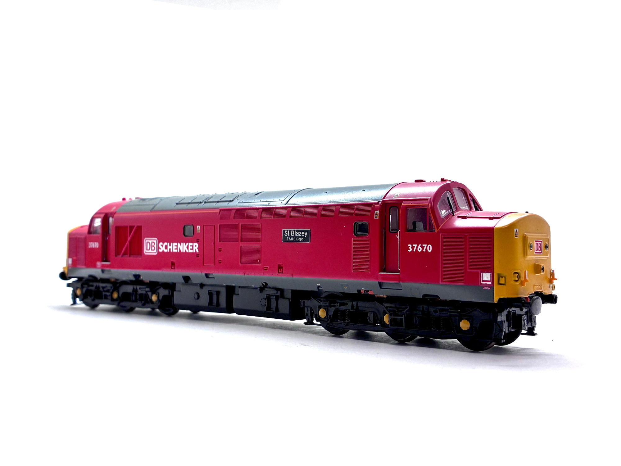 Bachmann Branchline 32-381P Class 37/5 diesel locomotive No. 37670 St Blazey T&RS Depot in DB Schenker red livery, pre-owned and boxed, OO Gauge.