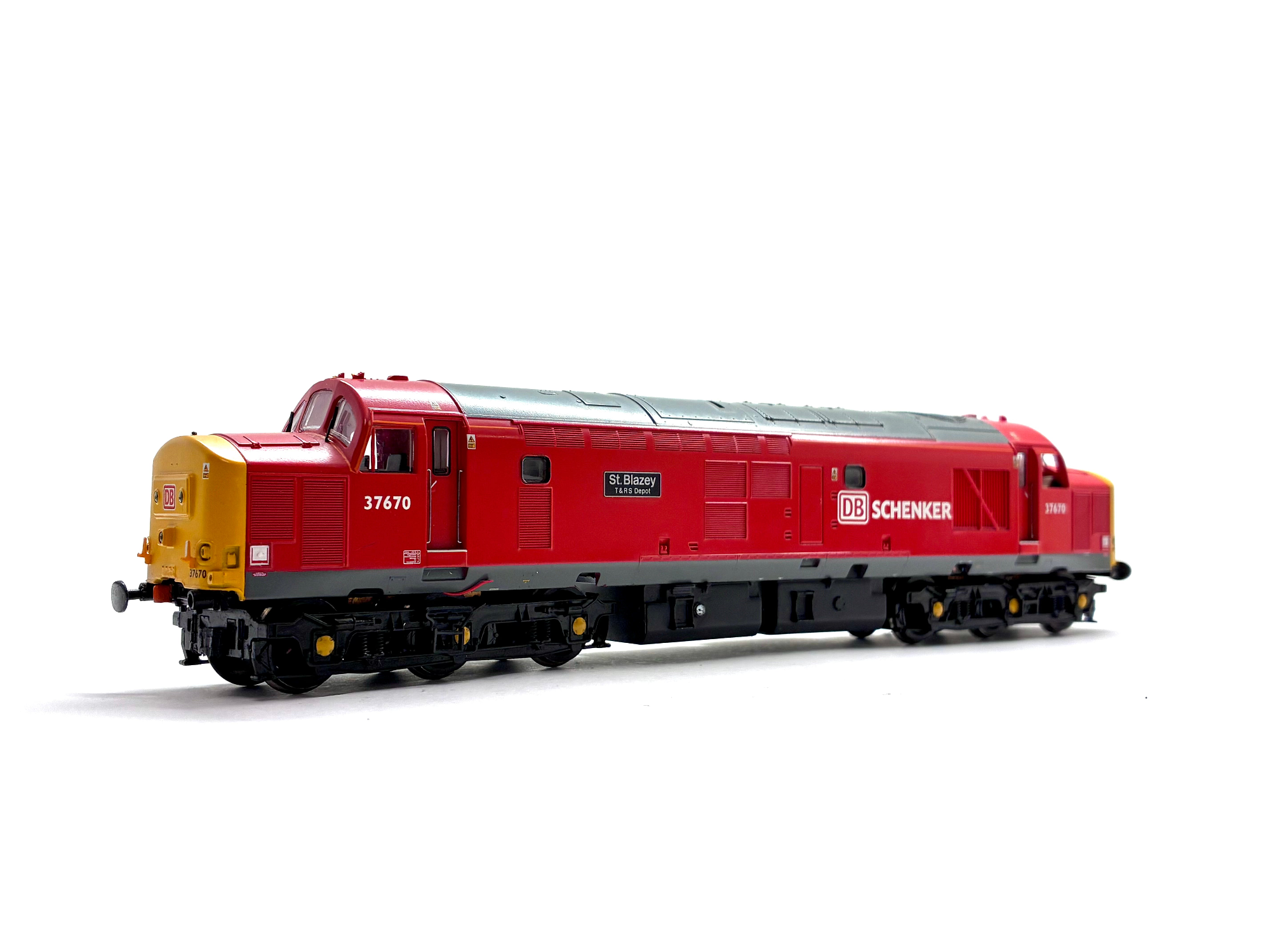 Bachmann Branchline 32-381P Class 37/5 diesel locomotive No. 37670 St Blazey T&RS Depot in DB Schenker red livery, pre-owned and boxed, OO Gauge.