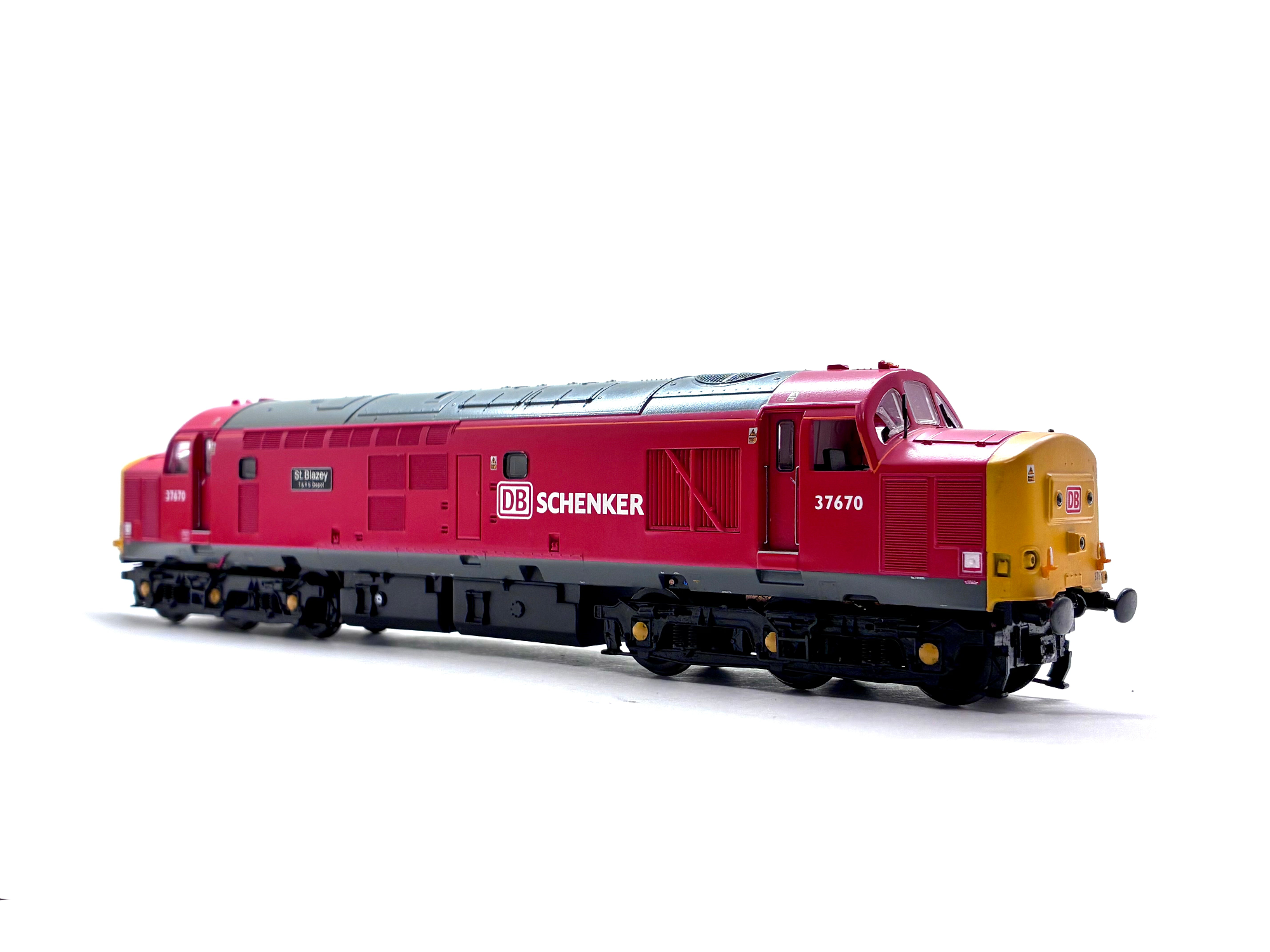 Bachmann Branchline 32-381P Class 37/5 diesel locomotive No. 37670 St Blazey T&RS Depot in DB Schenker red livery, pre-owned and boxed, OO Gauge.