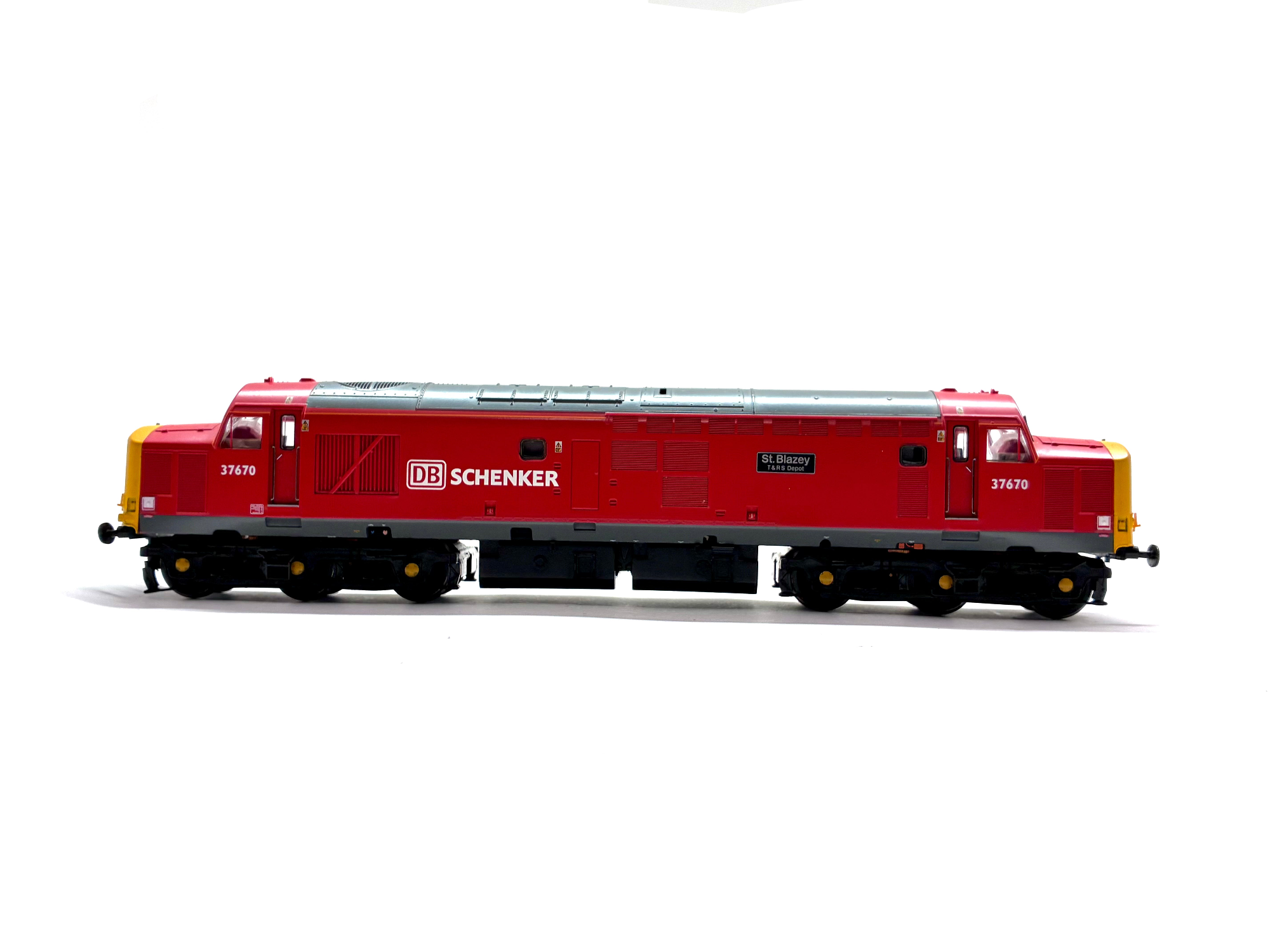 Bachmann Branchline 32-381P Class 37/5 diesel locomotive No. 37670 St Blazey T&RS Depot in DB Schenker red livery, pre-owned and boxed, OO Gauge.