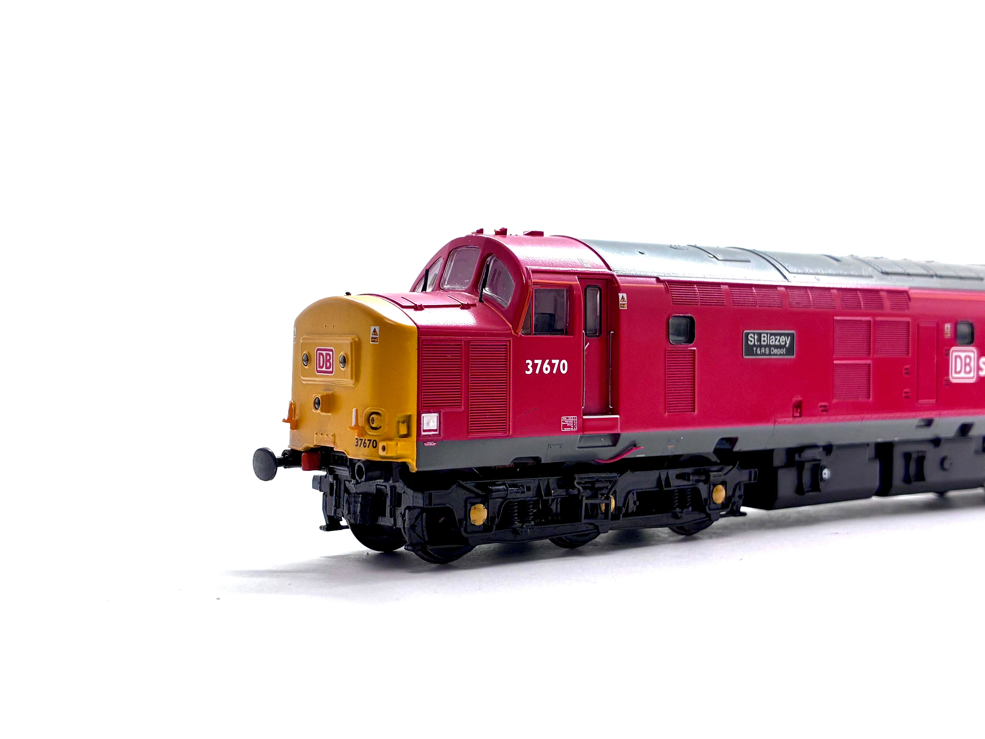 Bachmann Branchline 32-381P Class 37/5 diesel locomotive No. 37670 St Blazey T&RS Depot in DB Schenker red livery, pre-owned and boxed, OO Gauge.