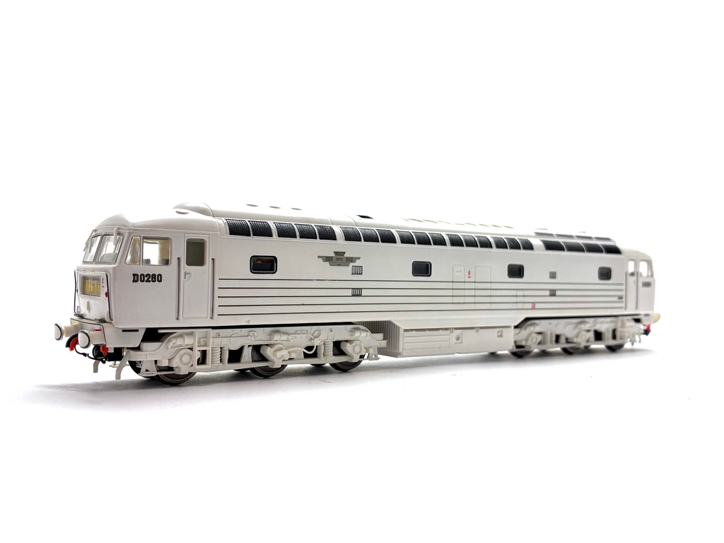 Heljan 4005 BRCW prototype diesel locomotive D0260 Lion in white livery with five gold stripes, pre-owned and boxed, OO Gauge.