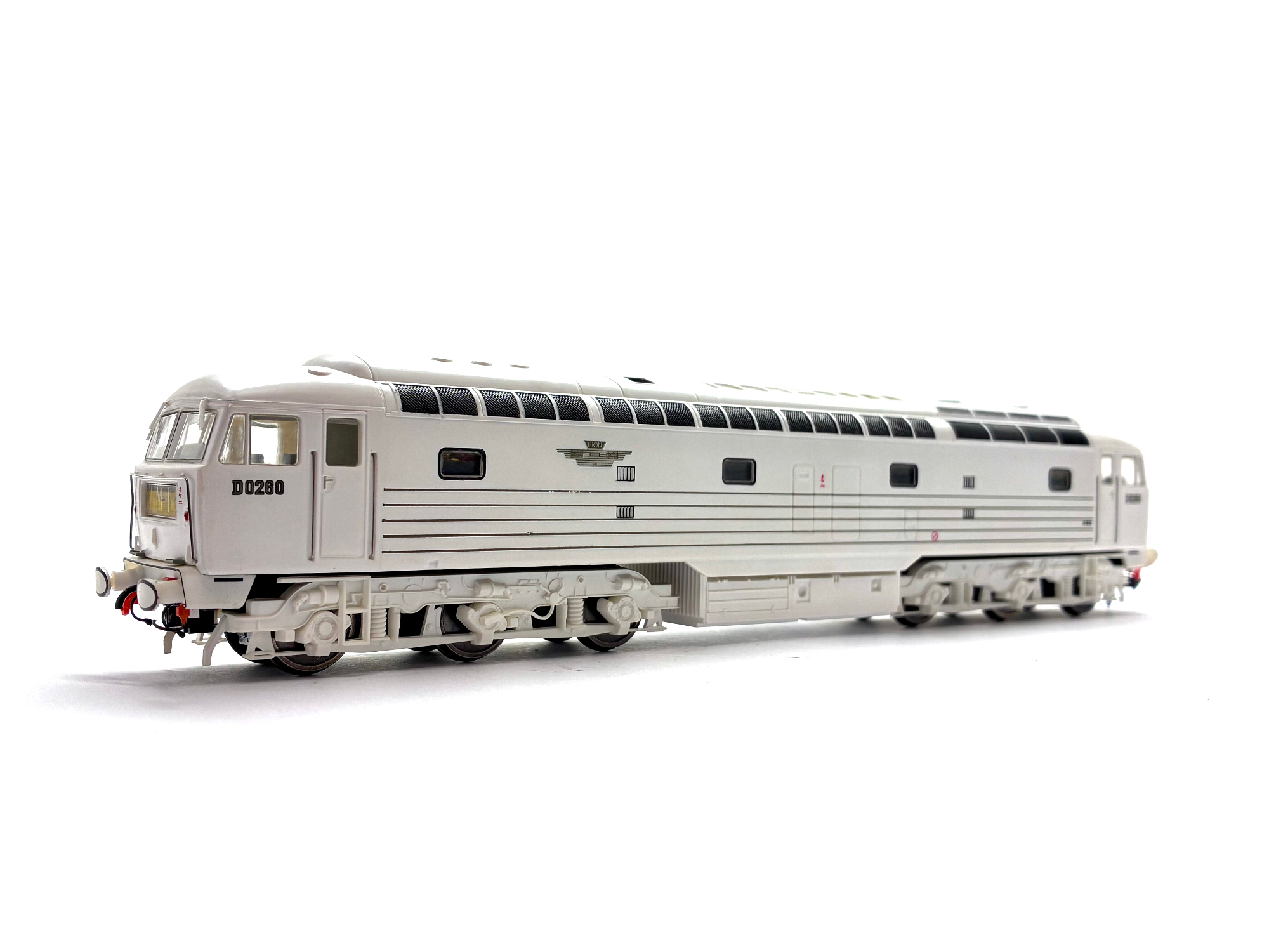 Heljan 4005 BRCW prototype diesel locomotive D0260 Lion in white livery with five gold stripes, pre-owned and boxed, OO Gauge.