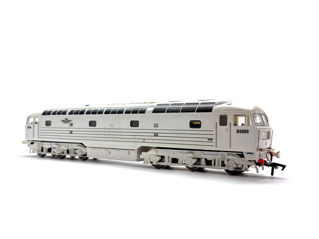 Heljan 4005 BRCW prototype diesel locomotive D0260 Lion in white livery with five gold stripes, pre-owned and boxed, OO Gauge.
