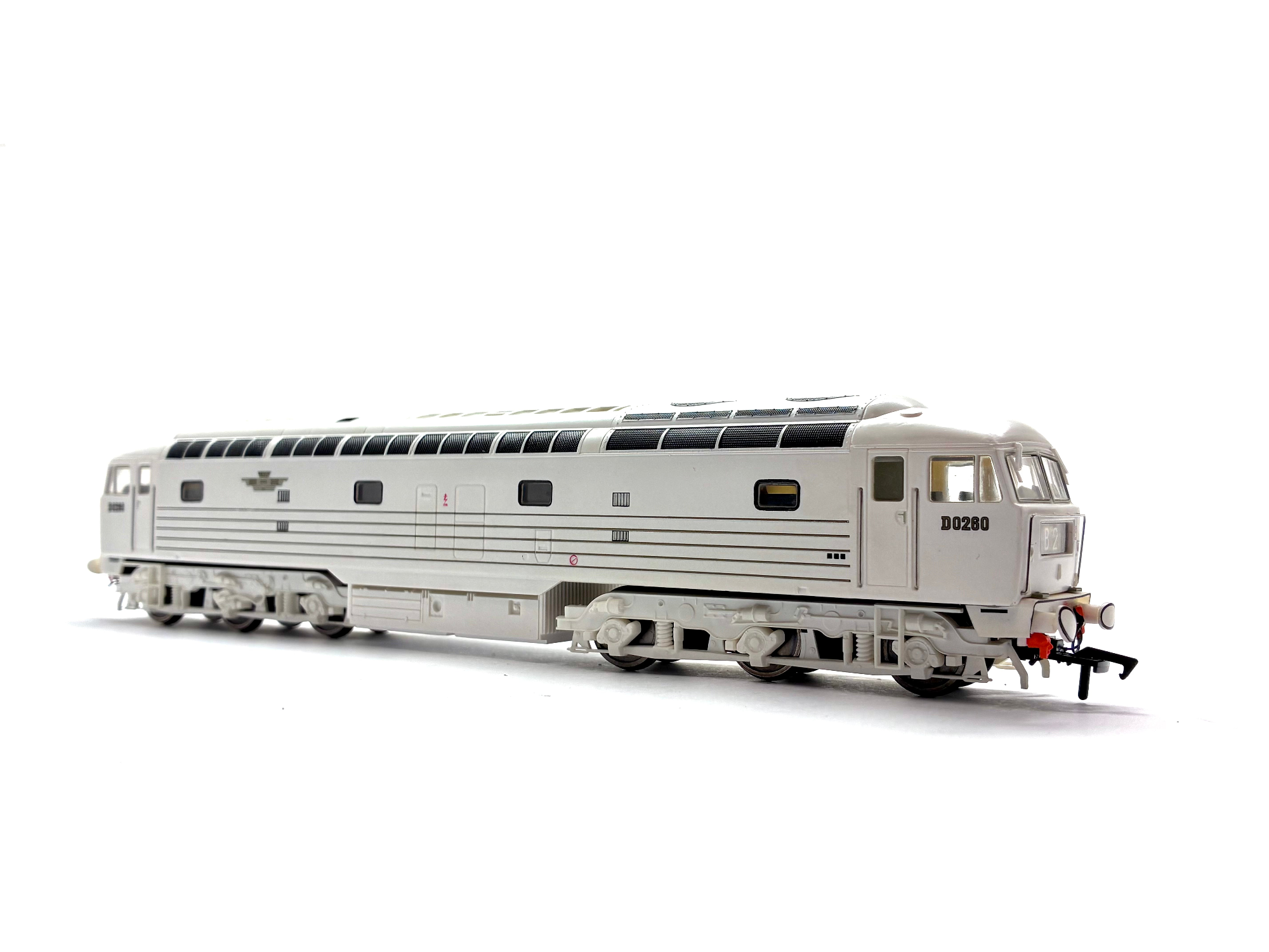 Heljan 4005 BRCW prototype diesel locomotive D0260 Lion in white livery with five gold stripes, pre-owned and boxed, OO Gauge.