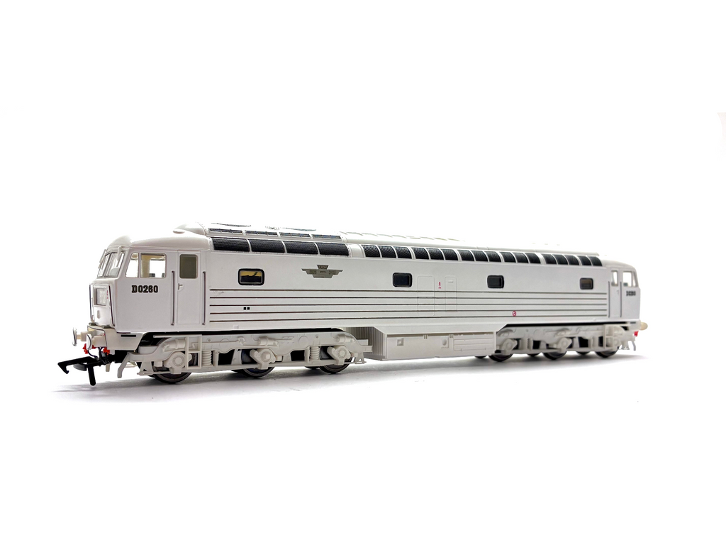Heljan 4005 BRCW prototype diesel locomotive D0260 Lion in white livery with five gold stripes, pre-owned and boxed, OO Gauge.