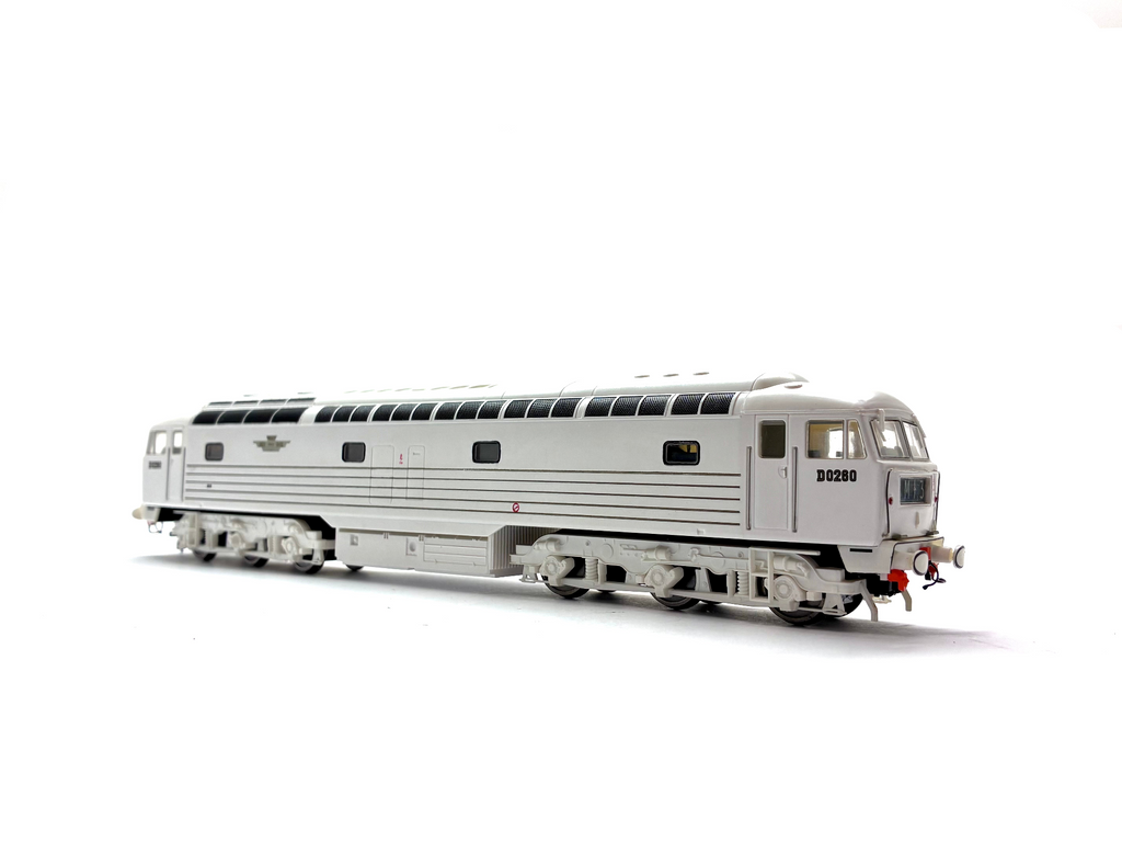 Heljan 4005 BRCW prototype diesel locomotive D0260 Lion in white livery with five gold stripes, pre-owned and boxed, OO Gauge.