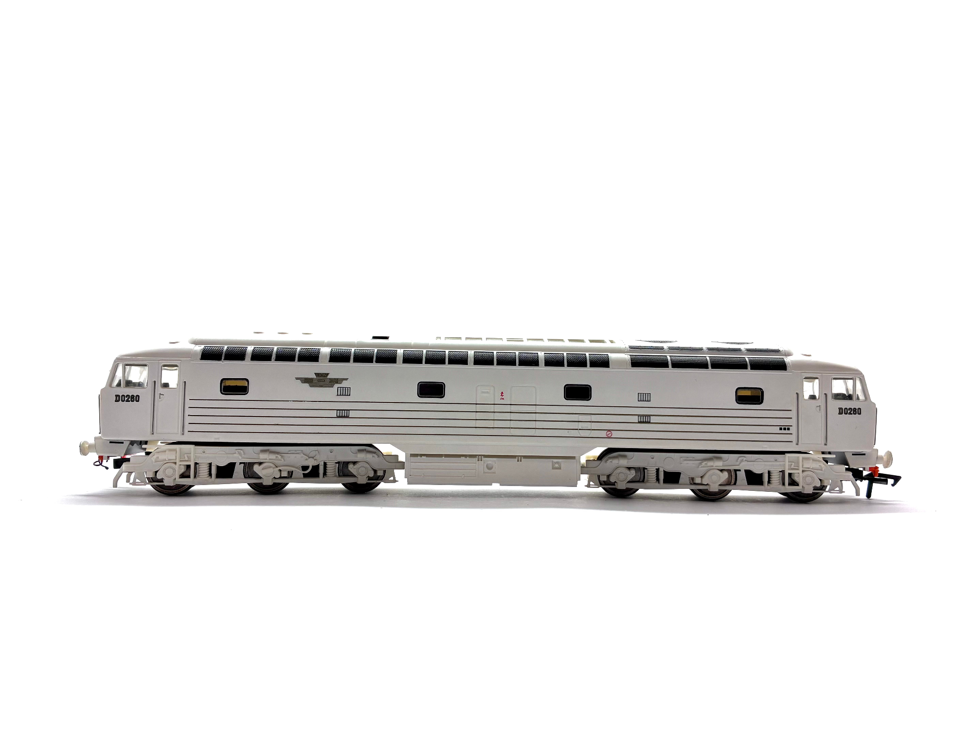 Heljan 4005 BRCW prototype diesel locomotive D0260 Lion in white livery with five gold stripes, pre-owned and boxed, OO Gauge.