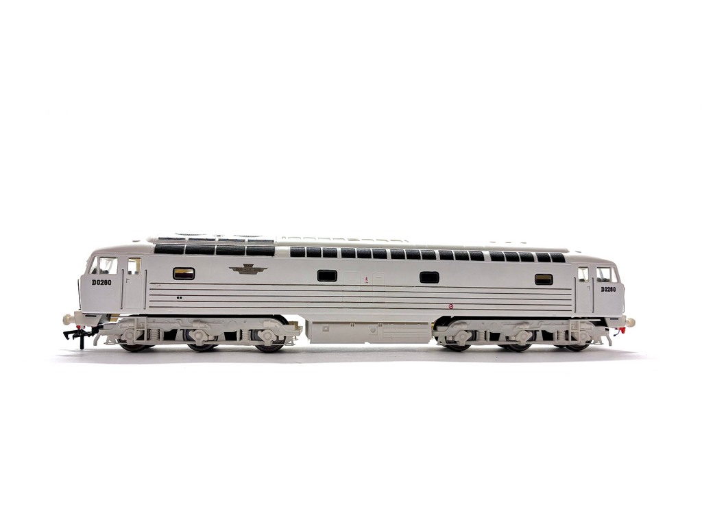 Heljan 4005 BRCW prototype diesel locomotive D0260 Lion in white livery with five gold stripes, pre-owned and boxed, OO Gauge.