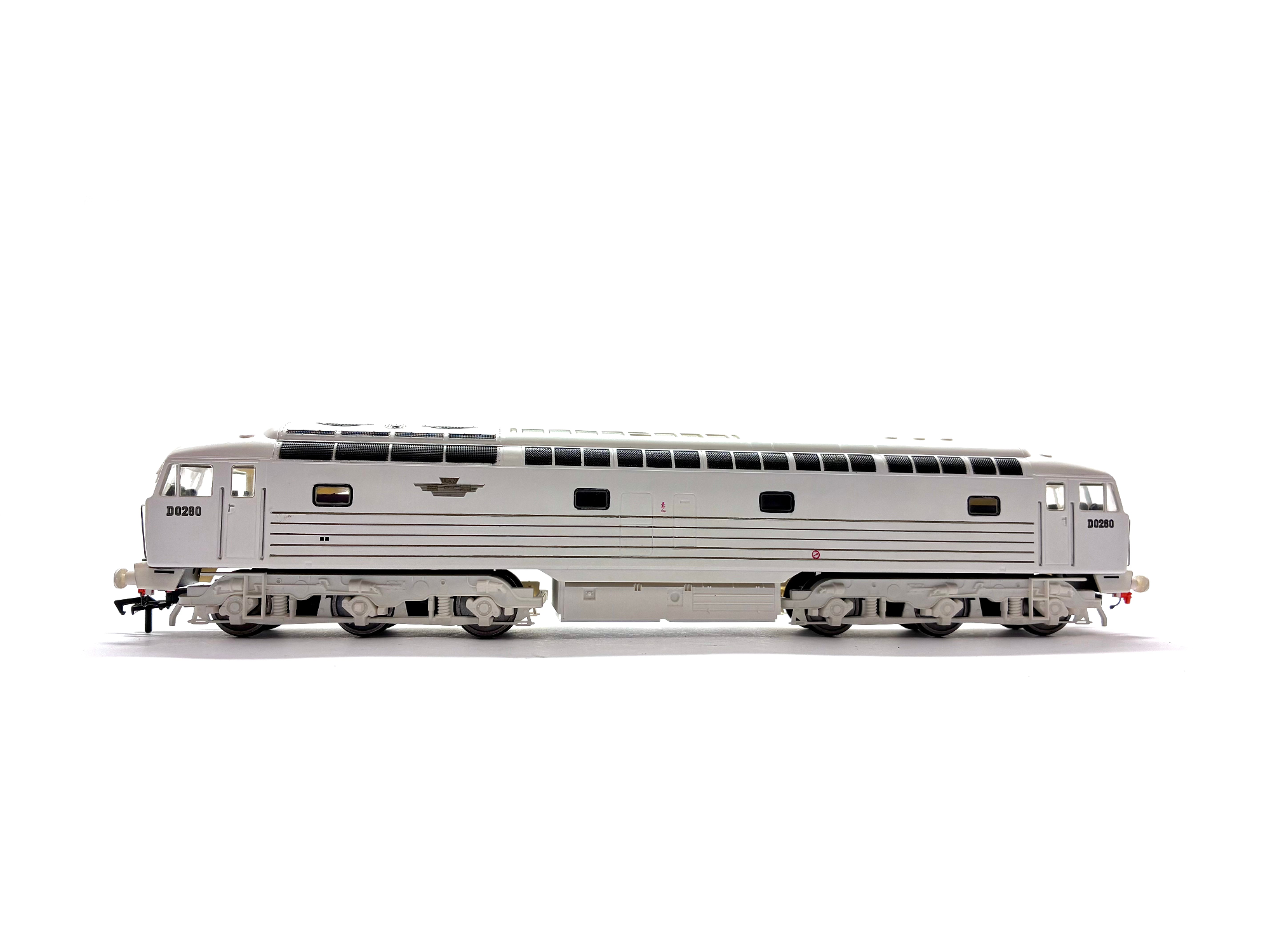 Heljan 4005 BRCW prototype diesel locomotive D0260 Lion in white livery with five gold stripes, pre-owned and boxed, OO Gauge.