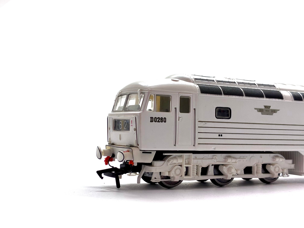 Heljan 4005 BRCW prototype diesel locomotive D0260 Lion in white livery with five gold stripes, pre-owned and boxed, OO Gauge.