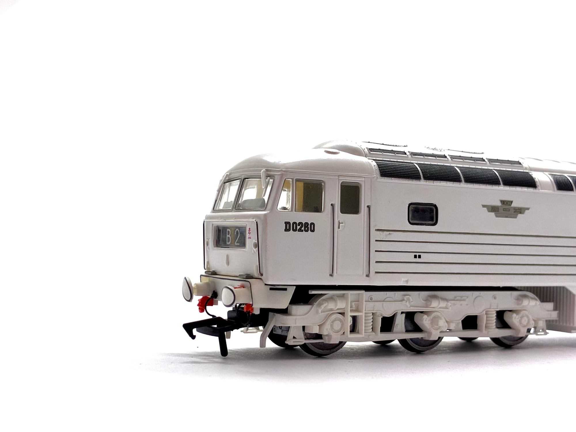 Heljan 4005 BRCW prototype diesel locomotive D0260 Lion in white livery with five gold stripes, pre-owned and boxed, OO Gauge.