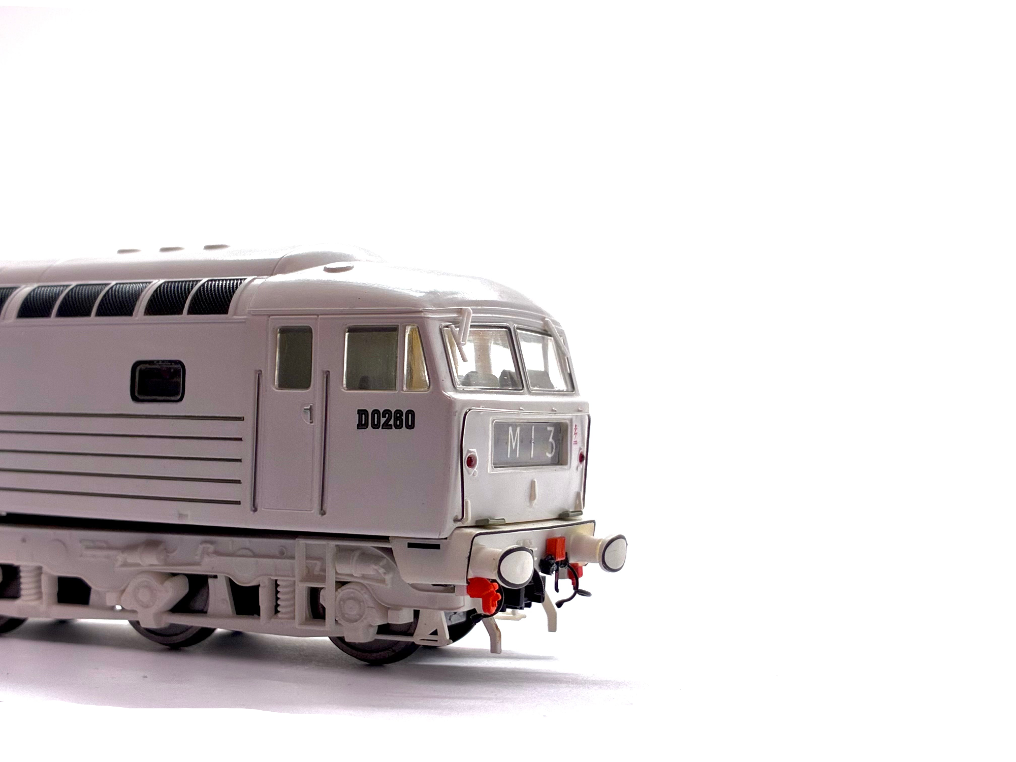 Heljan 4005 BRCW prototype diesel locomotive D0260 Lion in white livery with five gold stripes, pre-owned and boxed, OO Gauge.