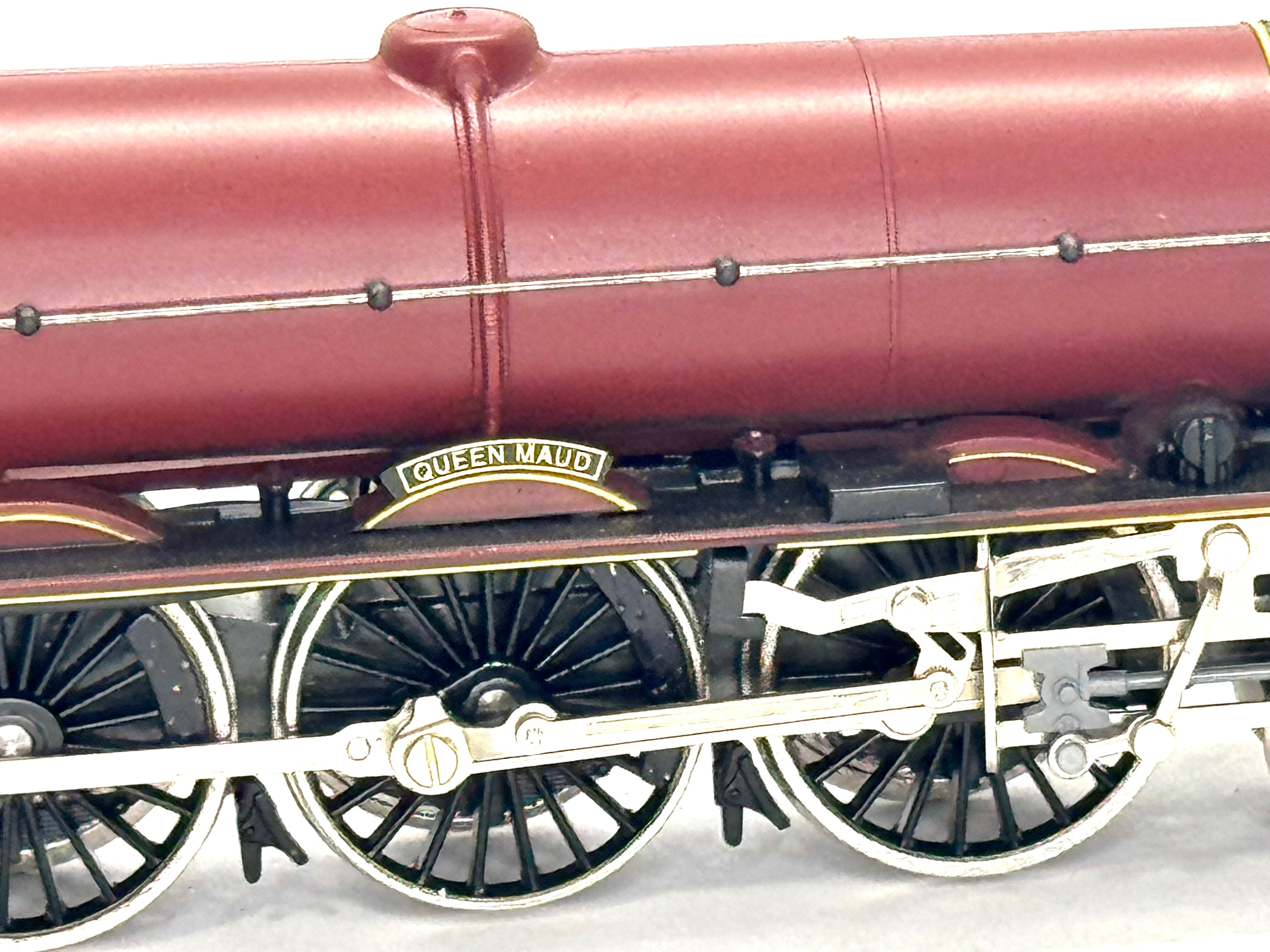 Hornby R2052 Princess Class 4-6-2 "Queen Maud" 6211 in LMS Maroon
