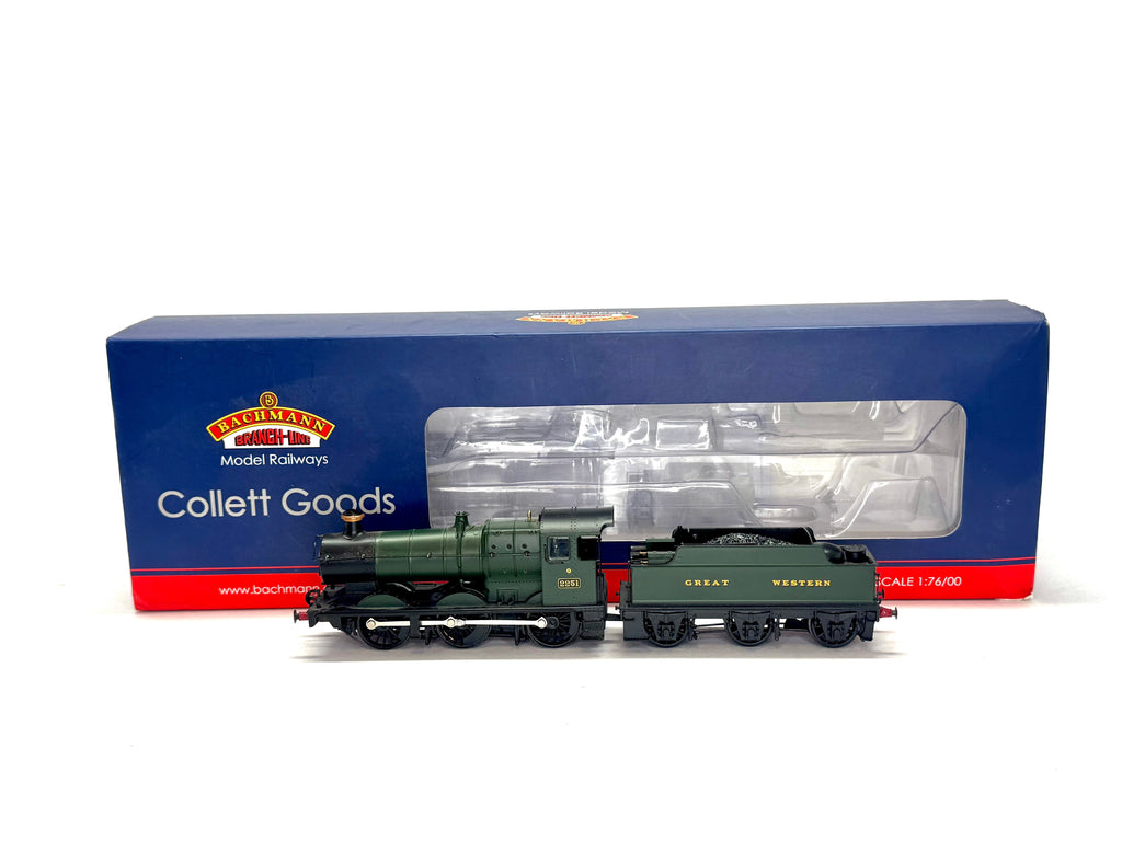Bachmann Branchline 32-304A Class 2251 0-6-0 Collett Goods 2251 in GWR green with Churchward tender